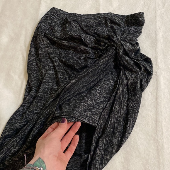 Size M tight skirt deep slit 8% spandex - Picture 2 of 3